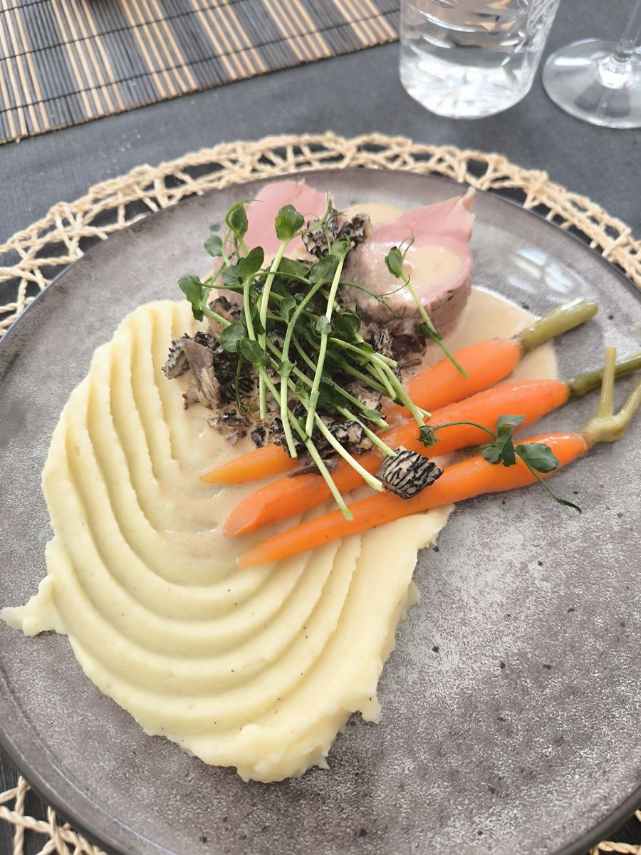 Veau aux morilles, carottes fanes